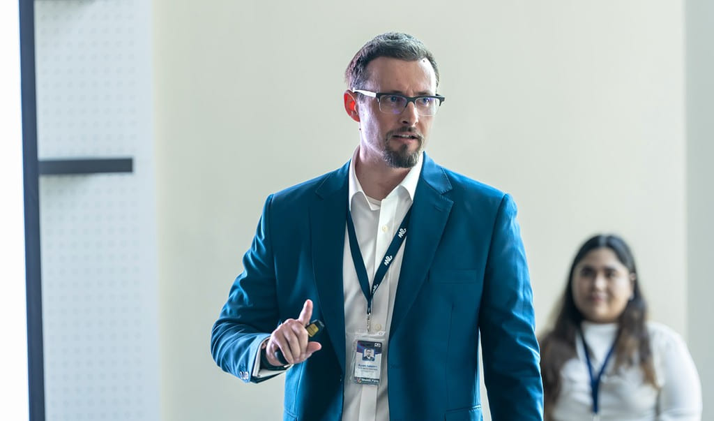 Ryan Adams، الرئيس التنفيذي في Professional.me