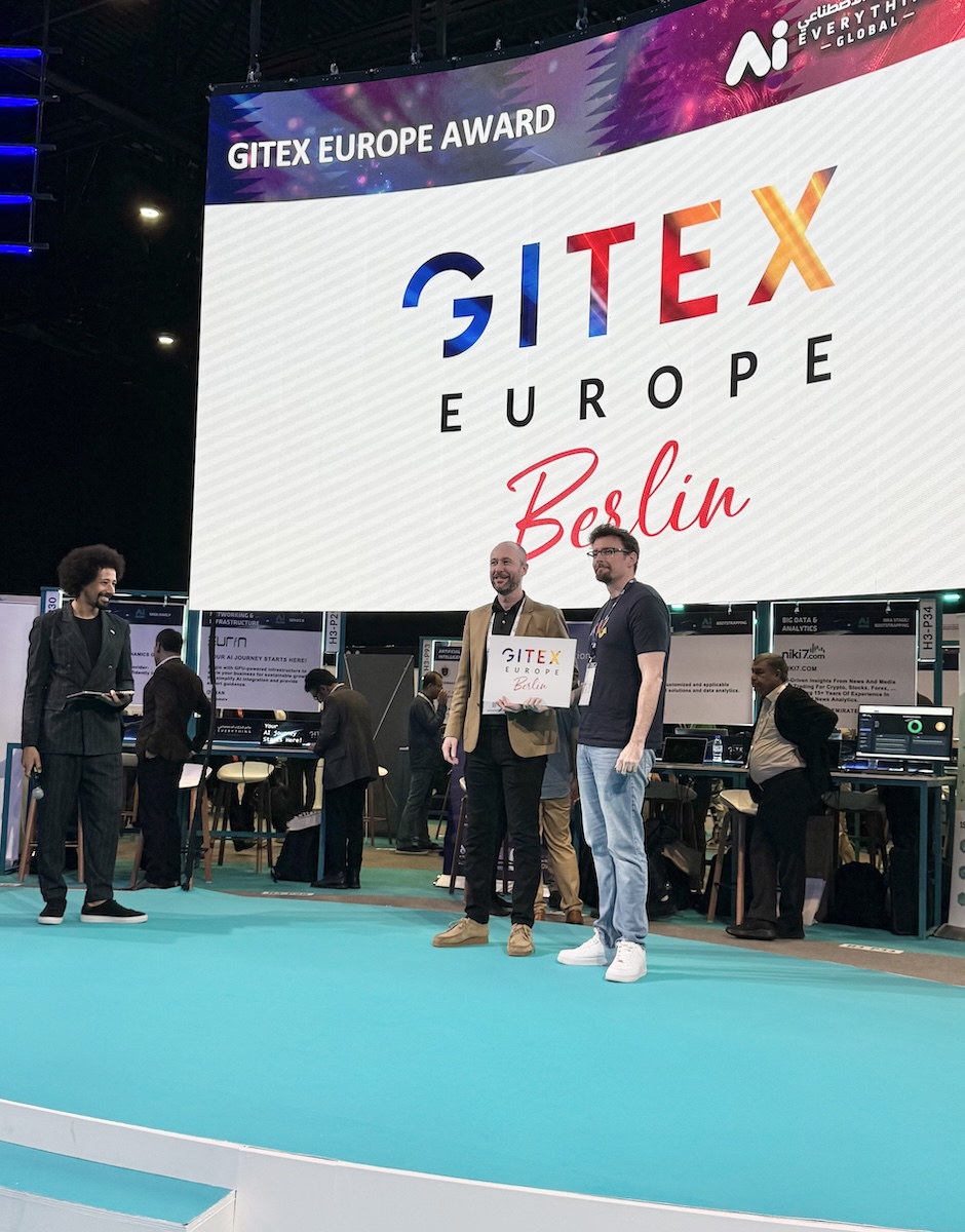 أعضاء فريق Professional.me يتلقون جائزة GITEX Europe Berlin على المسرح.